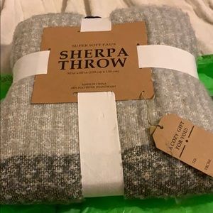Super soft sherpa throw